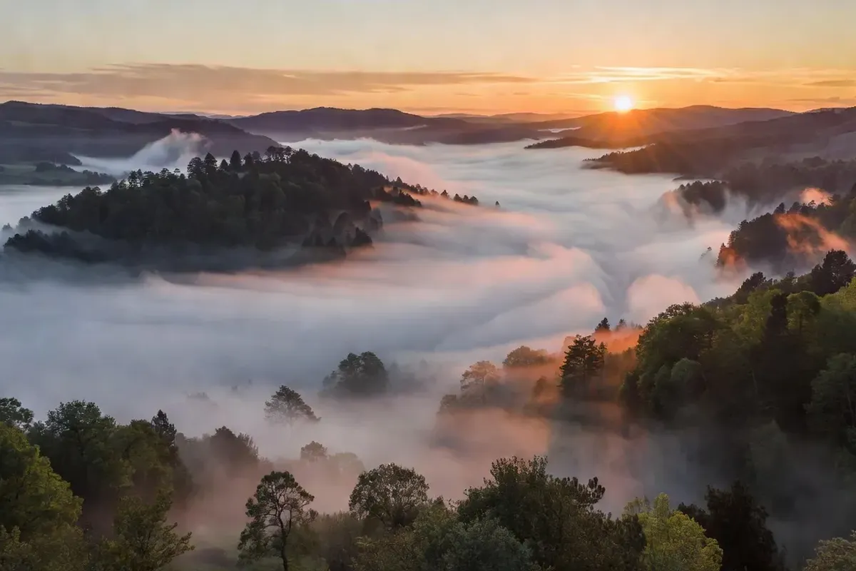 Brouillard matinal dans la vallée du Doubs, inversion thermique visible au-dessus des collines